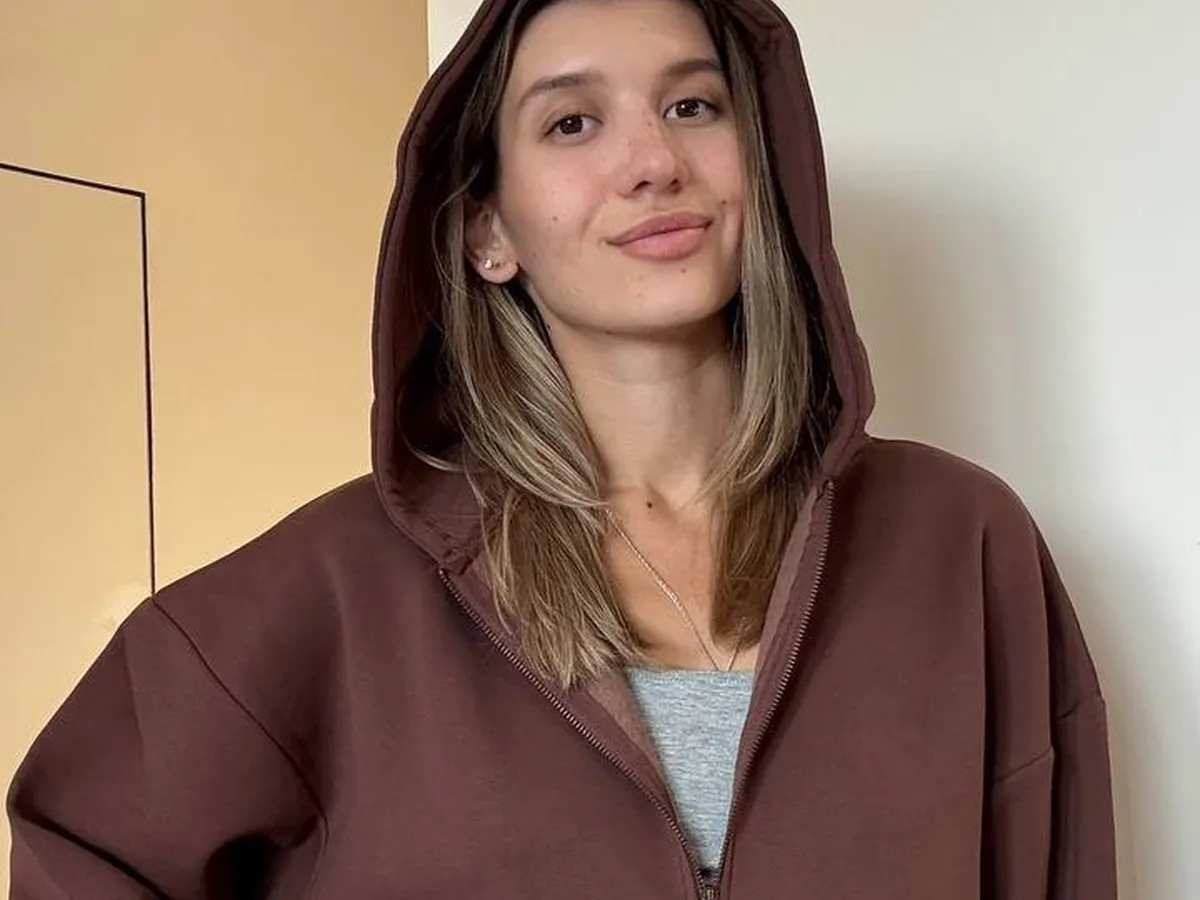 Девушка в коричневом худи с капюшоном